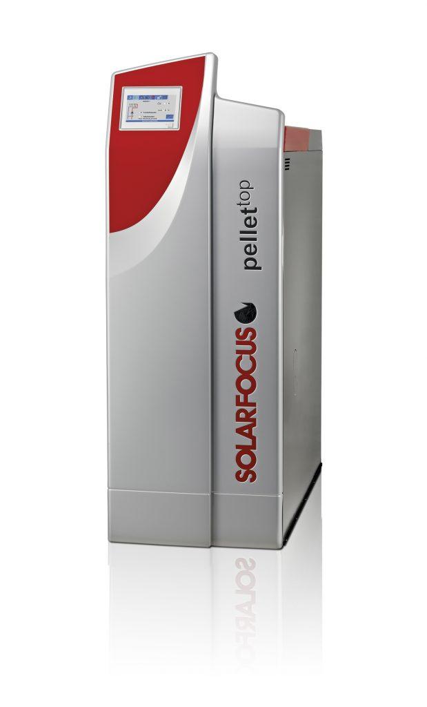 Moderne Pelletheizung von SolarFocus mit digitalem Display und elegantem Design.