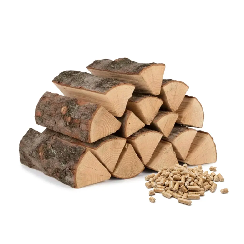 Ein Stapel geschnittener Holzscheite liegt neben Holzpellets auf einem weißen Hintergrund.